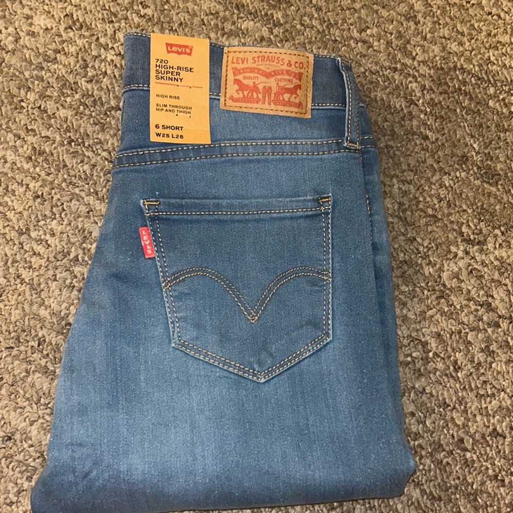 NWT 6 short Levi’s high rise super skinny jeans size